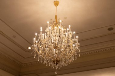 Dekor için tavanda asılı altın klasik avize ışığı.