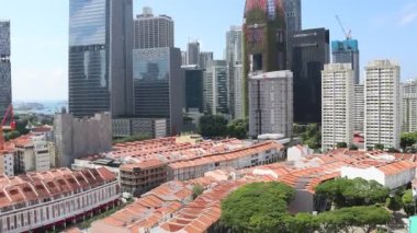 Singapur - 13 Eylül 2024: Çin Mahallesi 'nden Singapur siluetinin görüntüsü. Singapur 'daki tarihi dükkanlar ve modern yüksek binalar arasındaki zıtlık