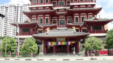 Singapur - 13 Eylül 2024: Singapur 'daki Buda Dişi kutsal tapınağı. Singapur 'un Çin Mahallesi' nde bulunan bir Budist tapınağı ve müzesidir..