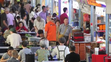 Singapur - 13 Eylül 2024: İnsanlar Singapur 'daki Çin Mahallesi İşportacılık Merkezi' ni ziyaret ediyor. Hawker merkezleri Singapur kültürünün eşsiz bir yönüdür.