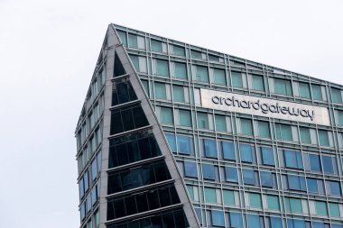 Singapur - 6 Sep, 2024 Orchard Road, Singapur 'daki Orchard Gateway binası. Orchard Road 'da canlı bir alışveriş, yemek ve eğlence merkezi..