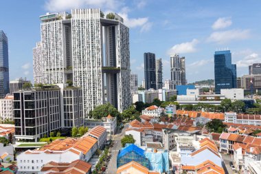 Singapur - 13 Eylül 2024: Çin Mahallesi 'nden Singapur siluetinin görüntüsü. Singapur 'daki tarihi dükkanlar ve modern yüksek binalar arasındaki zıtlık