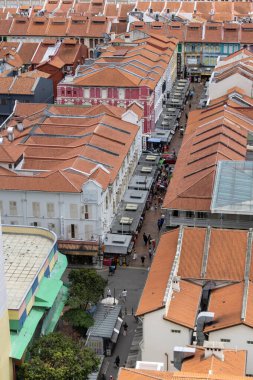 Singapur - 13 Eylül 2024: Turistler ve ziyaretçiler gün içinde Singapur Çin Mahallesi 'nde sokakta yürüyorlar. Singapur Çin Mahallesi, Çin kültüründe belirgin öğelerin yer aldığı etnik bir mahalledir.