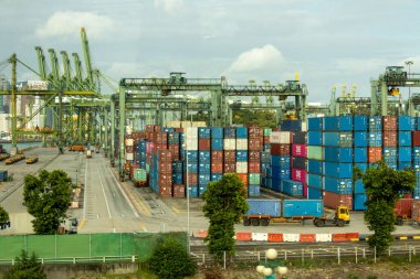 Singapur - 12 Şubat 2024 Singapur 'daki Singapur kargo terminali. Dünyanın en işlek limanlarından biri..