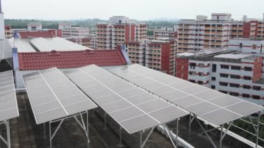Singapur - 14 Sep 2024: Yeşil enerjiyi kullanmak için Singapur 'daki HDB bloğunun tepesine güneş paneli kuruldu