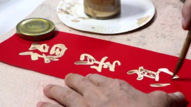 Çinli kaligraf fırça karakterleri yazıyor, Çin kaligrafi çalışmaları yaratıyor.