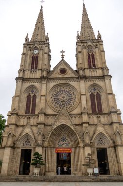 Guangzhou, Çin - 7 Haziran 2024: Guangzhou, Çin 'deki Sacred Heart Gotik Katedrali. Dünyada tamamen granitten yapılmış birkaç katedralden biridir.