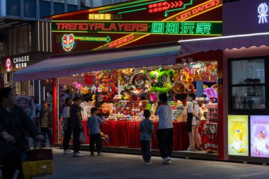 Guangzhou, Çin - 7 Haziran 2024: Guangzhou 'da Pekin caddesinde yürüyen insanlar. Bu sokakta tanınmış markalardan geleneksel kıyafetlere kadar her şey var.