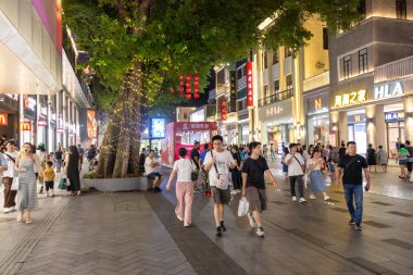 Guangzhou, Çin - 7 Haziran 2024: Guangzhou 'da Pekin caddesinde yürüyen insanlar. Bu sokakta tanınmış markalardan geleneksel kıyafetlere kadar her şey var.