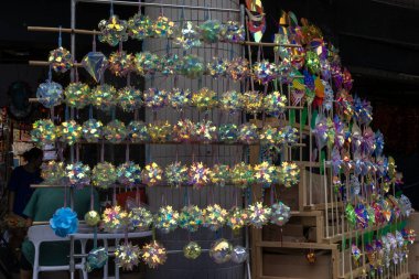 Guangzhou, Çin - 7 Haziran 2024: Büyük bir vitrinde sayısız renkli oyuncak değirmeni