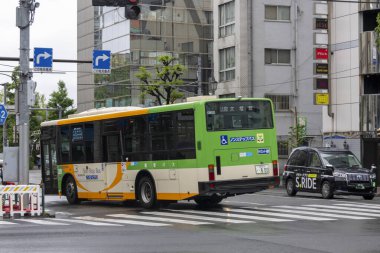 Tokyo, Japonya - 13 Mayıs 2024: Tokyo 'da halk otobüsü yolculuğu. 