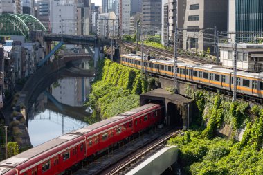 Tokyo, Japonya - 18 Mayıs 2024: Tokyo 'da Ochanomizu Tren İstasyonu ve Kanda Nehri yakınlarındaki tren kavşağı. Tokyo 'da Ochanomizu Tren İstasyonu ve Nehir Kanda kavşağı