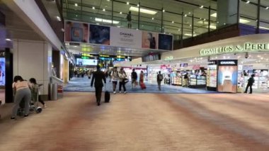 Singapur - 5 Haziran 2024: Singapur Changi Havaalanı 'ndaki Terminal 2' nin iç görünümü. Changi Havaalanı Singapur 'a hizmet veren büyük bir sivil havaalanıdır..