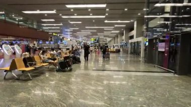 Singapur - 5 Haziran 2024: Singapur Changi Havaalanı 'ndaki Terminal 2' nin iç görünümü. Changi Havaalanı Singapur 'a hizmet veren büyük bir sivil havaalanıdır..