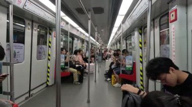 Guangzhou, Çin - 7 Haziran 2024: İnsanlar Guangzhou, Çin treniyle seyahat ediyor. Guangzhou Metro 621 km uzunluğunda 16 hattın sahibi.