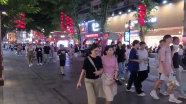 Guangzhou, Çin - 7 Haziran 2024: Guangzhou 'da Pekin caddesinde yürüyen insanlar. Bu sokakta tanınmış markalardan geleneksel kıyafetlere kadar her şey var.