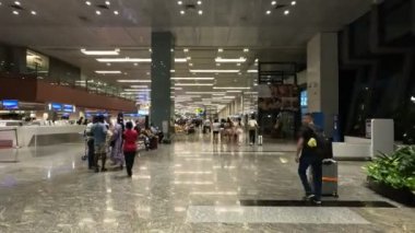 Singapur - 5 Haziran 2024: Singapur Changi Havaalanı 'ndaki Terminal 2' nin iç görünümü. Changi Havaalanı Singapur 'a hizmet veren büyük bir sivil havaalanıdır..