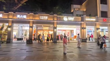 Guangzhou, Çin - 7 Haziran 2024: Guangzhou 'da Pekin caddesinde yürüyen insanlar. Bu sokakta tanınmış markalardan geleneksel kıyafetlere kadar her şey var.