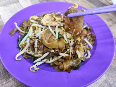 Karidesli ünlü Penang Char Kuey Teow. Malezya 'da meşhur bir sokak yiyeceğidir.