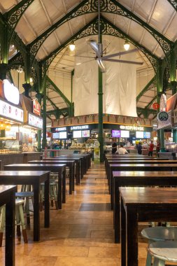 Singapur - 4 Ekim 2024: Singapur 'daki Lau Pa Sat pazarında, Güneydoğu Asya' daki en eski Viktorya dönemi yapılarından biriydi..