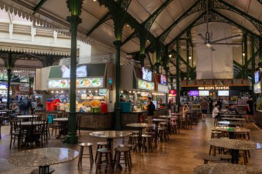 Singapur - 4 Ekim 2024: Singapur 'daki Lau Pa Sat pazarında, Güneydoğu Asya' daki en eski Viktorya dönemi yapılarından biriydi..