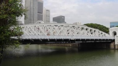 Singapur - 4 Ekim 2024: Anderson Köprüsü Singapur Nehri boyunca klasik, zarif kemerler ve kusursuz bir şekilde tarihi harmanlanmış