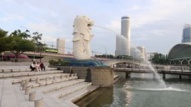 Singapur - 4 Ekim 2024 Singapur Merlion heykeli. Merlion Fountain, Singapur 'un en ünlü turistik yerlerinden biridir.