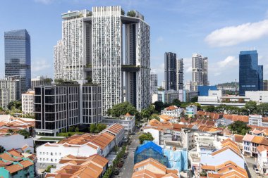 Singapur - 13 Eylül 2024: Çin Mahallesi 'nden Singapur siluetinin görüntüsü. Singapur 'daki tarihi dükkanlar ve modern yüksek binalar arasındaki zıtlık