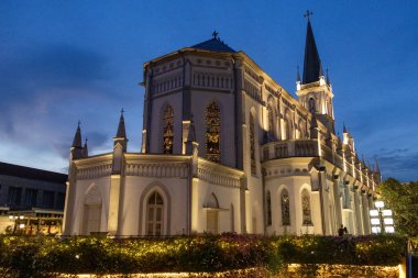 Singapur - 8 Ekim 2024 Singapur 'un merkezindeki Chijmes Kilisesi' nin gece görüşü. Bu bir miras binası ve tropiklerdeki sömürgeci mimarinin bir örneğidir..