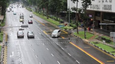 Singapur - 4 Ekim 2024: Singapur 'un merkez ilçesinde bir caddede ve kentsel alanda araçlarla trafik