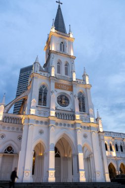 Singapur - 8 Ekim 2024 Singapur 'un merkezindeki Chijmes Kilisesi' nin gece görüşü. Bu bir miras binası ve tropiklerdeki sömürgeci mimarinin bir örneğidir..