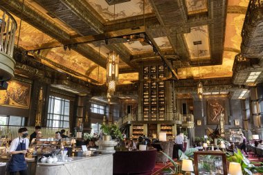 Singapur - 8 Ekim 2024: Singapur şehir merkezindeki Parkview Square binasındaki Atlas Bar. Atlas Bar, 1920 'lerden esinlenilmiş büyük bir lobi ve bar.