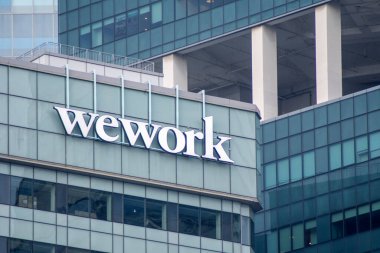 Singapur, 4 Ekim 2024, Singapur 'da silah fabrikasının önünde. WeWork, teknoloji girişimleri ve diğer hizmetler için popüler ortak çalışma alanıdır.