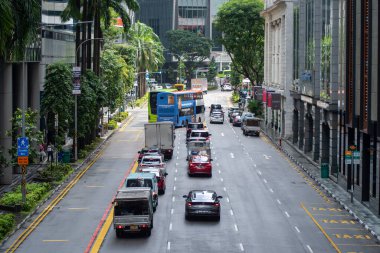 Singapur - 4 Ekim 2024: Singapur 'un merkez ilçesinde bir caddede ve kentsel alanda araçlarla trafik