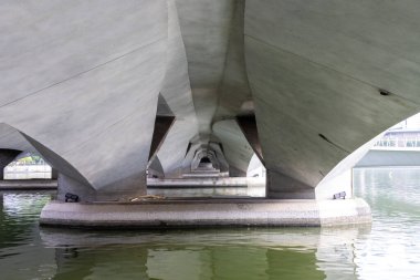 Singapur - 4 Ekim 2024 Singapur 'daki Esplanade Köprüsü' nün altındaki sütunlar. Esplanade Köprüsü Singapur Nehri boyunca uzanan 261 metrelik bir yol köprüsü.