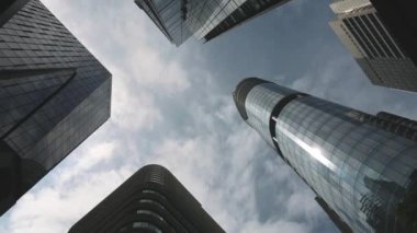 Singapur - 4 Ekim 2024: Singapur merkez iş bölgesi modern finans binası Raffles Place, Singapur.