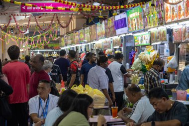 Singapur - 11 Ekim 2024: Singapur 'daki Tekka merkezinin içinde, Küçük Hindistan mahallesindeki gıda pazarı.