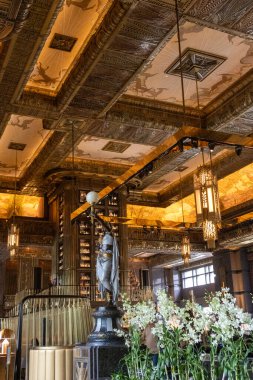 Singapur - 8 Ekim 2024: Singapur şehir merkezindeki Parkview Square binasındaki Atlas Bar. Atlas Bar, 1920 'lerden esinlenilmiş büyük bir lobi ve bar.