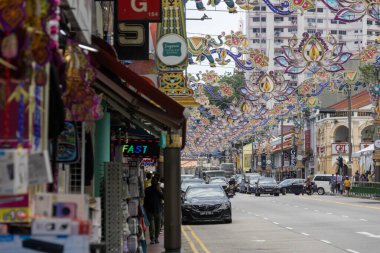 Singapur - 11 Ekim 2024: Singapur 'da küçük dükkanları olan koloni renkli evler. Little India, Singapur 'da bulunan ve Tamil kültürel unsurları ve yönleri olan etnik bir mahalle..
