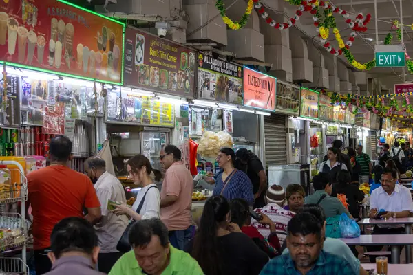 Singapur - 11 Ekim 2024: Singapur 'daki Tekka merkezinin içinde, Küçük Hindistan mahallesindeki gıda pazarı.
