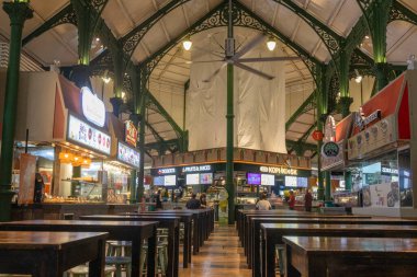 Singapur - 4 Ekim 2024: Singapur 'daki Lau Pa Sat pazarında, Güneydoğu Asya' daki en eski Viktorya dönemi yapılarından biriydi..