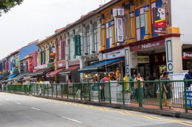 Singapur - 11 Ekim 2024: Singapur 'da küçük dükkanları olan koloni renkli evler. Little India, Singapur 'da bulunan ve Tamil kültürel unsurları ve yönleri olan etnik bir mahalle..