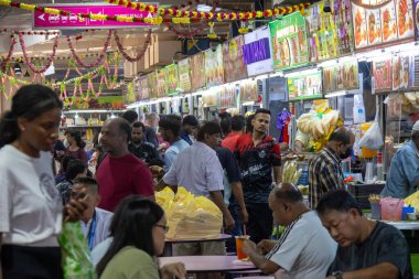 Singapur - 11 Ekim 2024: Singapur 'daki Tekka merkezinin içinde, Küçük Hindistan mahallesindeki gıda pazarı.