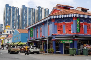 Singapur - 11 Ekim 2024: Singapur 'da küçük dükkanları olan koloni renkli evler. Little India, Singapur 'da bulunan ve Tamil kültürel unsurları ve yönleri olan etnik bir mahalle..