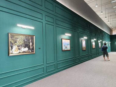 Singapur - 8 Ekim 2024: Galeri, Monet Inside 'da sanatsal sergi açtı. Ünlü Fransız ressam Claude Monet 'nin başyapıtlarının sergilendiği 360 derecelik bir dijital sanat deneyimi.