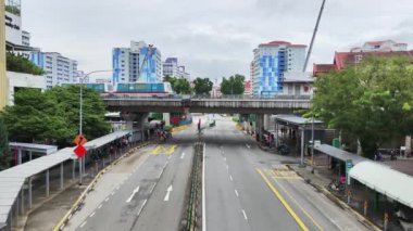 Singapur - 06 Ekim 2024: Singapur 'da yüksek raylarda kendi kendine sürüşlü Light Transit LRT. LRT, Mass Rapid Transit 'e besleme hizmeti veren yerel bir otomatik kılavuz geçiş sistemidir..