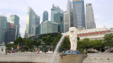 Singapur - 4 Ekim 2024 Singapur Merlion heykeli. Merlion Fountain, Singapur 'un en ünlü turistik yerlerinden biridir.