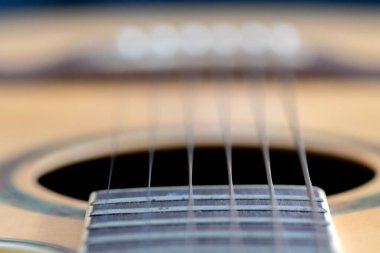 Gitarın ayrıntılı tellerine odaklanarak yakın plan Akustik Gitar telleri