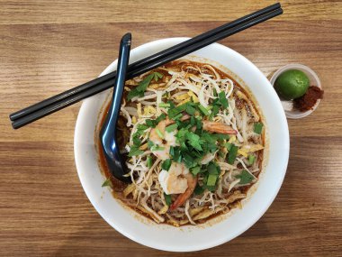 Kuching, Sarawak Laksa 'dan popüler Malezya yemeği baharatlı şehriye çorbası türü bir işportacı yemeği.