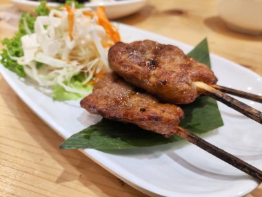 Kızarmış süt domuzu ve salata. Tayland usulü.